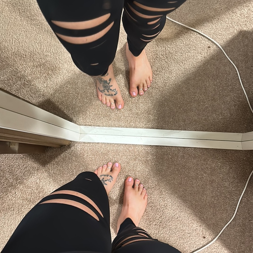 Alo yoga cut out black leggings NWOT